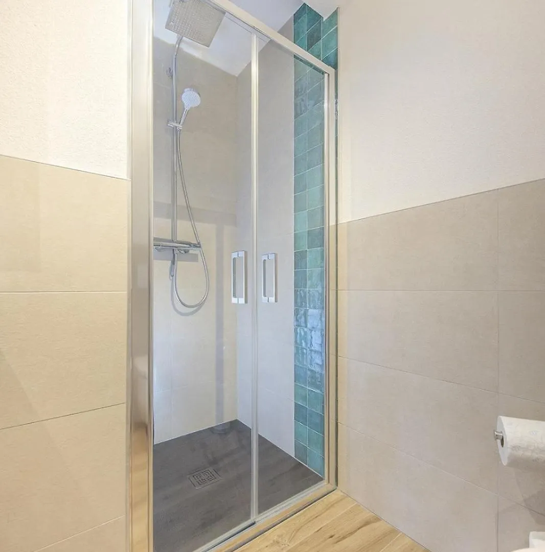 Hellebore Morillon Apartment